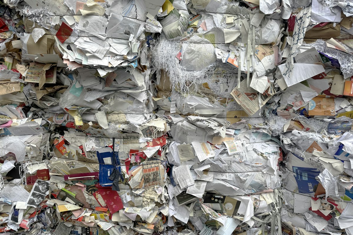 Sprasowane bele makulatury przygotowane do recyklingu